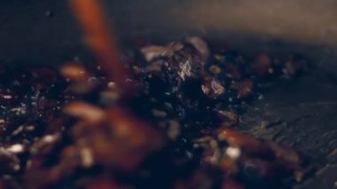 Mantarlı pilav yapmak için mantar kızartıyorum.