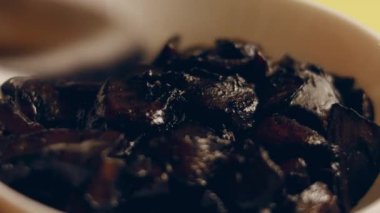Mantarlı pilav yapmak için mantar kızartıyorum.