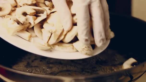 Pieczarki Smażą Się Zrobić Risotto Grzybów — Wideo stockowe