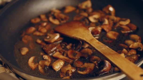 Cogumelos Fritando Para Fazer Risoto Cogumelos — Vídeo de Stock