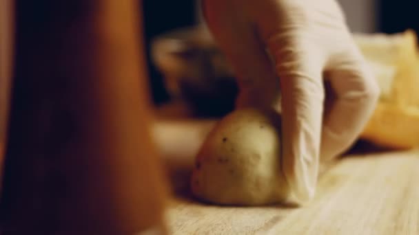 Turplar Masada Bıçakla Kesilir Salata Için Sebze Doğruyorum Vejetaryen Vejetaryen — Stok video