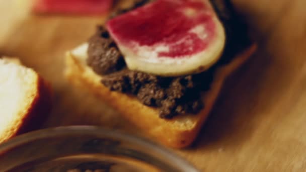 Antarctica Cuisine Secret Paddestoel Pate Sandwich Met Red Radish Recept — Stockvideo