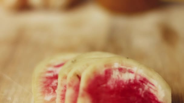 南极洲烹饪秘密 带有红萝卜4K配方的蘑菇馅饼三明治 — 图库视频影像