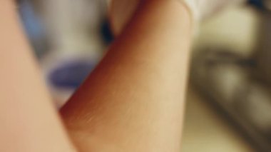 Tencerede sarı çiğ patatesle kaynayan suyun yakın görüntüsü. Genç patates kaynar suda kaynatılır.