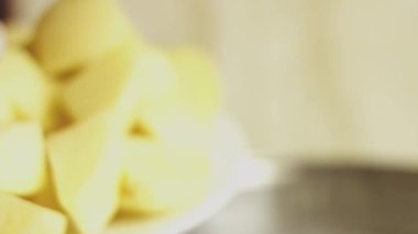 Tencerede sarı çiğ patatesle kaynayan suyun yakın görüntüsü. Genç patates kaynar suda kaynatılır.