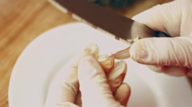 Şef parça döküntüleri sarımsak ızgara yangın, makinf salata, sebze yemek, günlük gıda, açık havada yemek vitamin yakınındaki ahşap tahta üzerinde