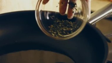 Biberiyeli zeytinyağı ve biftekli sarımsaklı tavada. Et için güzel kokulu bitkisel yağ.