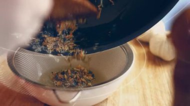 Biberiyeli zeytinyağı ve biftekli sarımsaklı tavada. Et için güzel kokulu bitkisel yağ.