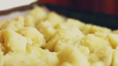 Peynirli fırında patates, et, pastırma, mantar, zerdeçal ve fırından çıkan diğer baharatlar, evdeki konsept yemekler.