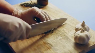 Kesme tahtasında taze taze soğan doğramak.