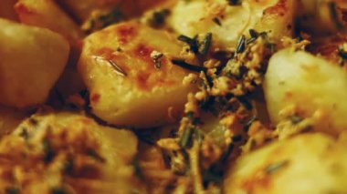 Peynirli fırında patates, et, pastırma, mantar, zerdeçal ve fırından çıkan diğer baharatlar, evdeki konsept yemekler.