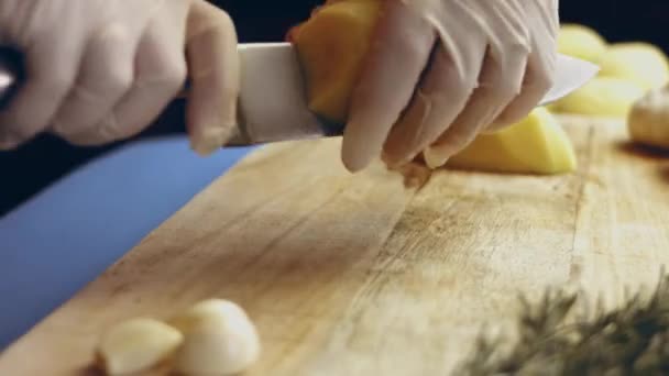 Ένας Άνθρωπος Ξεφλουδίζει Πατάτες Έναν Αποφλοιωτή Λαχανικών Προετοιμασία Των Πατατών — Αρχείο Βίντεο