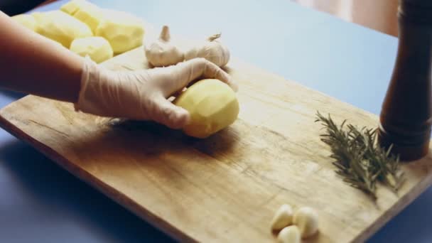 Een Man Schilt Aardappelen Met Een Groenteschiller Bereiding Van Aardappelen — Stockvideo