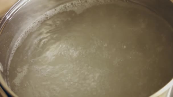 在平底锅中放入黄土豆片的开水近景 小土豆在沸水中煮沸 — 图库视频影像