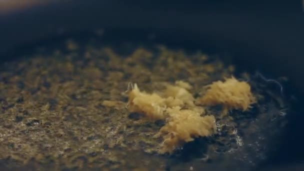 Een Hete Koekenpan Met Olijfolie Rozemarijn Knoflook Voor Steaks Geurige — Stockvideo