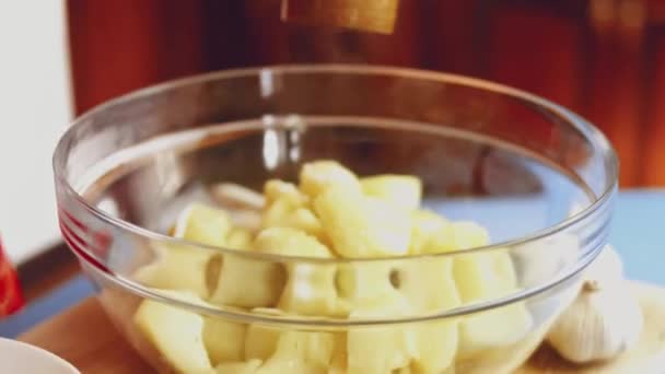 Het Mengen Van Specerijen Gesneden Aardappelen Glazen Transparante Schaal Close — Stockvideo