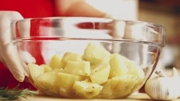 Baharatları Dilimlenmiş Patatesleri Cam Şeffaf Kapta Yakın Plan Çekimde Karıştırıyorum — Stok video