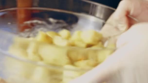 Mieszanie Przypraw Krojonych Ziemniaków Szklanej Przezroczystej Misce Zbliżenie — Wideo stockowe