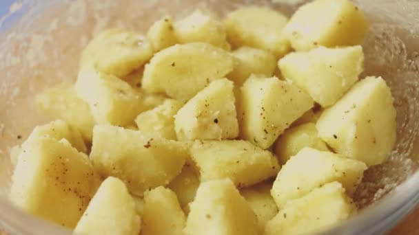 Mieszanie Przypraw Krojonych Ziemniaków Szklanej Przezroczystej Misce Zbliżenie — Wideo stockowe