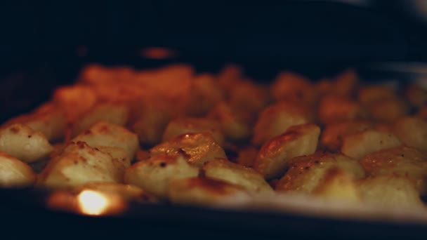 チーズ ベーコン キノコ ターメリックなどのスパイスで調理されたジャガイモをオーブンで閉じ 家庭でのコンセプトフード — ストック動画