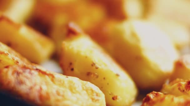 베이컨 릭등의 향신료를 감자와 오븐을 클로즈업하면 집에서 음식을 수있다 — 비디오