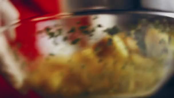 Смешивание Специй Нарезанного Картофеля Прозрачной Стеклянной Миске Крупным Планом — стоковое видео