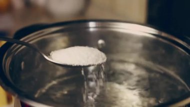 Gaz sobasında, tencerede haşlanmış patatesler. Seçici odaklanma. 4k video kaydı