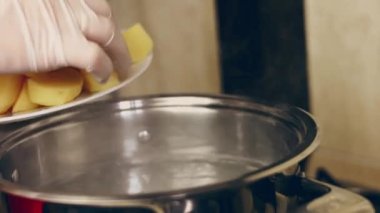 Gaz sobasında, tencerede haşlanmış patatesler. Seçici odaklanma. 4k video kaydı