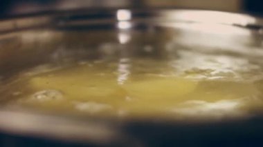 Gaz sobasında, tencerede haşlanmış patatesler. Seçici odaklanma. 4k video kaydı