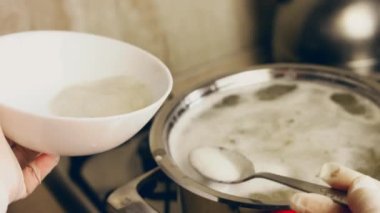 Gaz sobasında, tencerede haşlanmış patatesler. Seçici odaklanma. 4k video kaydı