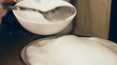 Gaz sobasında, tencerede haşlanmış patatesler. Seçici odaklanma. 4k video kaydı