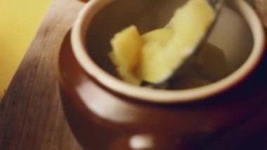 Evde patates püresi yapan bir adam var.