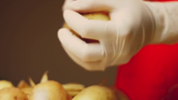 关闭视频女厨师手剥皮新鲜的生土豆蔬菜与锋利的剥皮刀片下的木制切菜板在厨房 食物碎屑 零绿色有机废物及健康饮食 — 图库视频影像