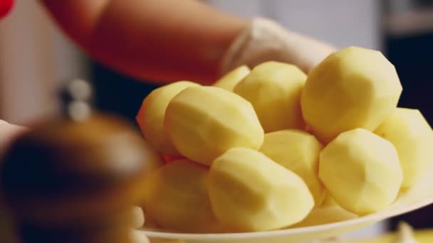Großaufnahme Video Köchin Hände Schälen Frisches Rohes Kartoffelgemüse Mit Scharfem — Stockvideo