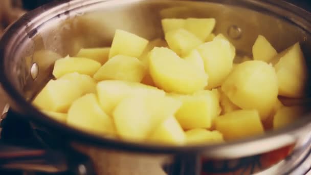 Βραστές Πατάτες Βραστό Νερό Μια Κατσαρόλα Φούρνο Γκαζιού Επιλεκτική Εστίαση — Αρχείο Βίντεο
