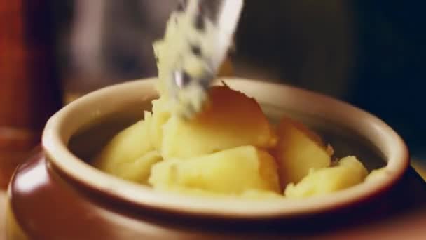 Evde Patates Püresi Yapan Bir Adam Var — Stok video