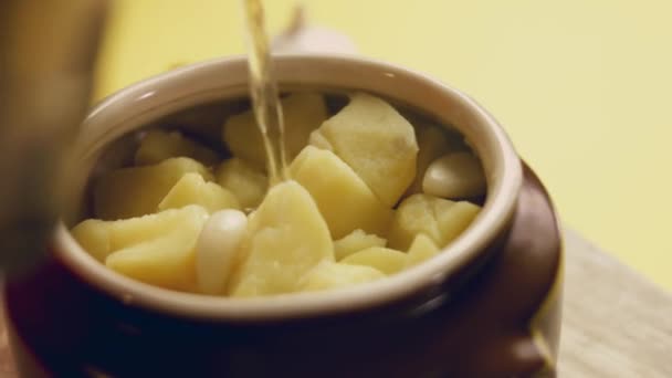 Evde Patates Püresi Yapan Bir Adam Var — Stok video