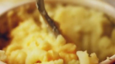 Çedarlı kremalı patates püresi nasıl yapılır? Tarif 4K. 4 kolay adımı takip et