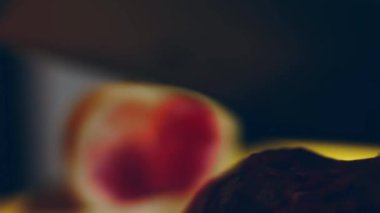 Şef çiğ et temizliyor ve keskin bir bıçakla çiğ sığır filetosundan doku ve yüzey zarını kesiyor..