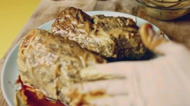 Dijon hardallı sığır filetosuyla yağlıyorum. 4k video Wellington bifteği