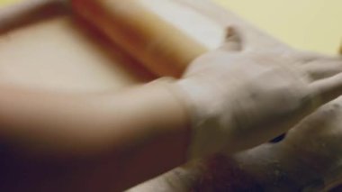 Fırıncılar ekmek pişirmek için hamuru ellerine dağıtırlar. Açılan ekmeğin yakın plan görüntüsü