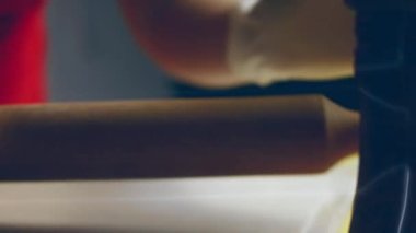 Fırıncılar ekmek pişirmek için hamuru ellerine dağıtırlar. Açılan ekmeğin yakın plan görüntüsü