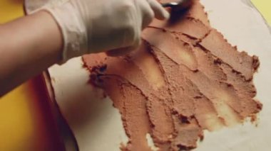 Eller çırpılmış yumurtayla Wellington usulü çiğ sığır etinin yakınına kase koyar. 4k video
