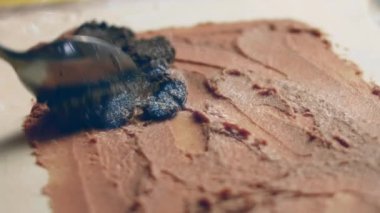 Eller çırpılmış yumurtayla Wellington usulü çiğ sığır etinin yakınına kase koyar. 4k video