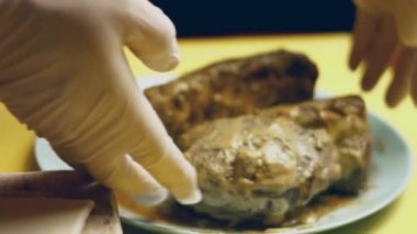Eller çırpılmış yumurtayla Wellington usulü çiğ sığır etinin yakınına kase koyar. 4k video
