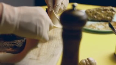 Eller çırpılmış yumurtayla Wellington usulü çiğ sığır etinin yakınına kase koyar. 4k video