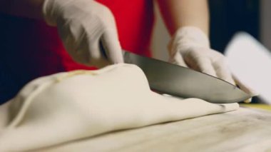 Eller çırpılmış yumurtayla Wellington usulü çiğ sığır etinin yakınına kase koyar. 4k video