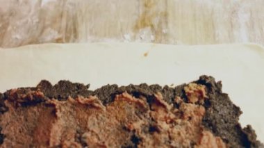 Eller çırpılmış yumurtayla Wellington usulü çiğ sığır etinin yakınına kase koyar. 4k video