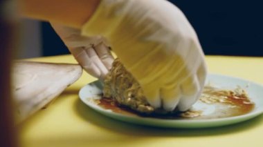 Eller çırpılmış yumurtayla Wellington usulü çiğ sığır etinin yakınına kase koyar. 4k video