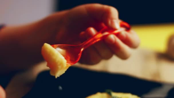 체다를 이용해 크림을 감자를 만드는 레시페 — 비디오